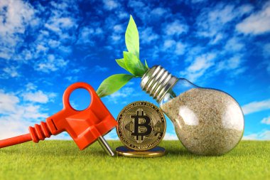 Bitcoin (Btc) ve yeşil, yenilenebilir enerji kavramı. Elektrik fiyatları, kripto para madenciliği işinde enerji tasarrufu.