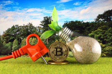 Bitcoin (Btc) ve yeşil, yenilenebilir enerji kavramı. Elektrik fiyatları, kripto para madenciliği işinde enerji tasarrufu.