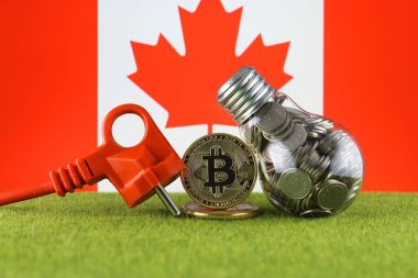 Bitcoin (Btc), yeşil yenilenebilir enerji kavramı ve Kanada Bayrağı. Elektrik fiyatları, kripto para madenciliği işinde enerji tasarrufu.