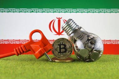 Bitcoin (Btc), yeşil yenilenebilir enerji kavramı ve İran Bayrağı. Elektrik fiyatları, kripto para madenciliği işinde enerji tasarrufu.