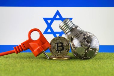 Bitcoin (Btc), yeşil yenilenebilir enerji kavramı ve İsrail Bayrağı. Elektrik fiyatları, kripto para madenciliği işinde enerji tasarrufu.