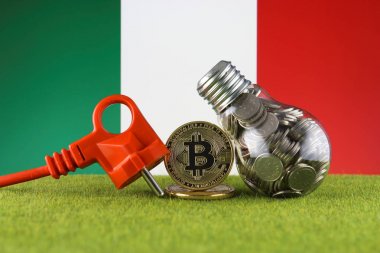Bitcoin (Btc), yeşil yenilenebilir enerji kavramı ve İtalya Bayrağı. Elektrik fiyatları, kripto para madenciliği işinde enerji tasarrufu.