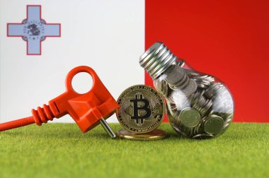 Bitcoin (Btc), yeşil yenilenebilir enerji konsepti ve Malta Bayrağı. Elektrik fiyatları, kripto para madenciliği işinde enerji tasarrufu.