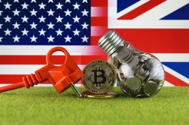 Bitcoin (Btc), yeşil yenilenebilir enerji konsepti, Amerika Birleşik Devletleri ve Birleşik Krallık Bayrağı. Elektrik fiyatları, kripto para madenciliği işinde enerji tasarrufu.