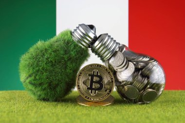 Bitcoin (Btc), yeşil yenilenebilir enerji kavramı ve İtalya Bayrağı. Elektrik fiyatları, kripto para madenciliği işinde enerji tasarrufu.