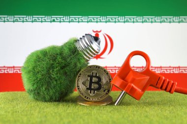 Bitcoin (Btc), yeşil yenilenebilir enerji kavramı ve İran Bayrağı. Elektrik fiyatları, kripto para madenciliği işinde enerji tasarrufu.