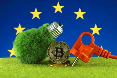 Bitcoin (Btc), yeşil yenilenebilir enerji konsepti ve Avrupa Birliği Bayrağı. Elektrik fiyatları, kripto para madenciliği işinde enerji tasarrufu.