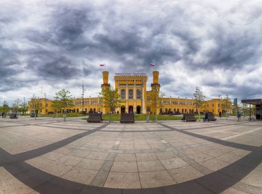 Wroclaw, Polonya - 3 Mayıs 2019: Wroclaw 'daki Ana Demiryolu İstasyonu (Wroclaw Glowny). 19. yüzyılın ortalarında şehrin merkezine yakın inşa edilmiş. Euro 2012 öncesi toplam yenileme.