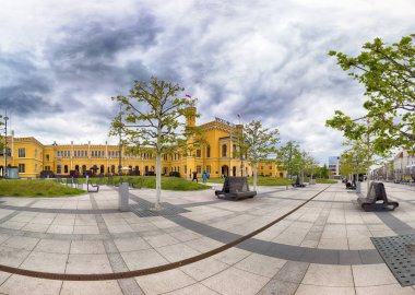 Wroclaw, Polonya - 3 Mayıs 2019: Wroclaw 'daki Ana Demiryolu İstasyonu (Wroclaw Glowny). 19. yüzyılın ortalarında şehrin merkezine yakın inşa edilmiş. Euro 2012 öncesi toplam yenileme.