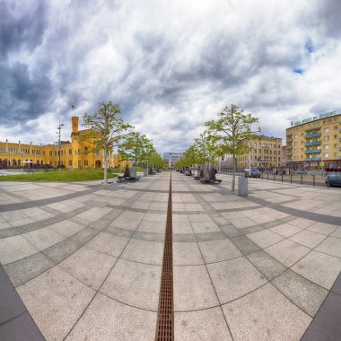 Wroclaw, Polonya - 3 Mayıs 2019: Wroclaw 'daki Ana Demiryolu İstasyonu (Wroclaw Glowny). 19. yüzyılın ortalarında şehrin merkezine yakın inşa edilmiş. Euro 2012 öncesi toplam yenileme.