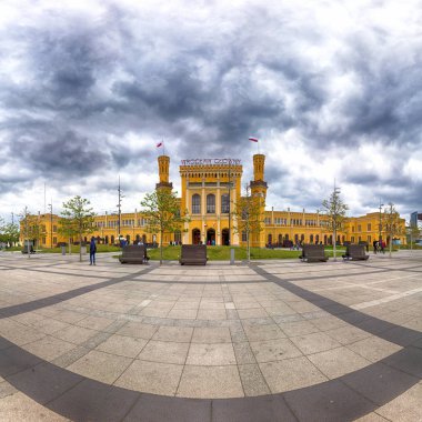 Wroclaw, Polonya - 3 Mayıs 2019: Wroclaw 'daki Ana Demiryolu İstasyonu (Wroclaw Glowny). 19. yüzyılın ortalarında şehrin merkezine yakın inşa edilmiş. Euro 2012 öncesi toplam yenileme.