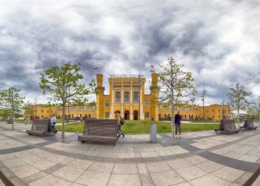 Wroclaw, Polonya - 3 Mayıs 2019: Wroclaw 'daki Ana Demiryolu İstasyonu (Wroclaw Glowny). 19. yüzyılın ortalarında şehrin merkezine yakın inşa edilmiş. Euro 2012 öncesi toplam yenileme.