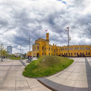 Wroclaw, Polonya - 3 Mayıs 2019: Wroclaw 'daki Ana Demiryolu İstasyonu (Wroclaw Glowny). 19. yüzyılın ortalarında şehrin merkezine yakın inşa edilmiş. Euro 2012 öncesi toplam yenileme.