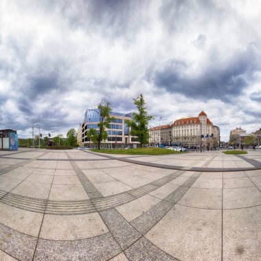 Wroclaw, Polonya - 3 Mayıs 2019: Wroclaw 'daki Ana Demiryolu İstasyonu (Wroclaw Glowny). 19. yüzyılın ortalarında şehrin merkezine yakın inşa edilmiş. Euro 2012 öncesi toplam yenileme.