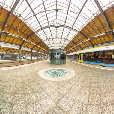 Wroclaw, Polonya - 3 Mayıs 2019: Wroclaw 'daki Ana Demiryolu İstasyonu (Wroclaw Glowny). 19. yüzyılın ortalarında şehrin merkezine yakın inşa edilmiş. Euro 2012 öncesi toplam yenileme.