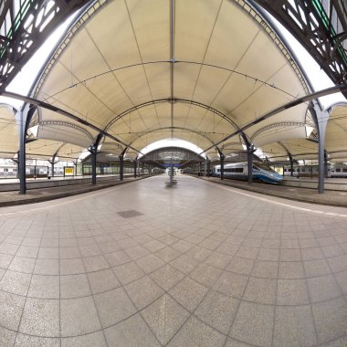 Wroclaw, Polonya - 3 Mayıs 2019: Wroclaw 'daki Ana Demiryolu İstasyonu (Wroclaw Glowny). 19. yüzyılın ortalarında şehrin merkezine yakın inşa edilmiş. Euro 2012 öncesi toplam yenileme.