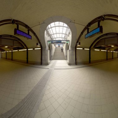 Wroclaw, Polonya - 3 Mayıs 2019: Wroclaw 'daki Ana Demiryolu İstasyonu (Wroclaw Glowny). 19. yüzyılın ortalarında şehrin merkezine yakın inşa edilmiş. Euro 2012 öncesi toplam yenileme.