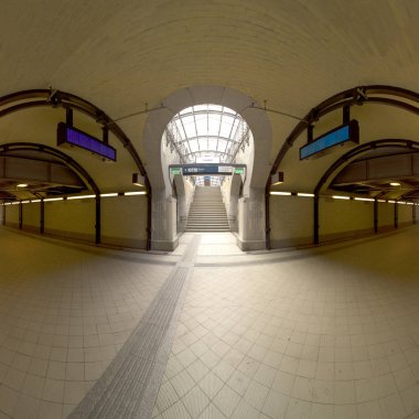 Wroclaw, Polonya - 3 Mayıs 2019: Wroclaw 'daki Ana Demiryolu İstasyonu (Wroclaw Glowny). 19. yüzyılın ortalarında şehrin merkezine yakın inşa edilmiş. Euro 2012 öncesi toplam yenileme.