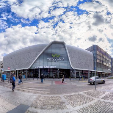 Wroclaw, Polonya - 3 Mayıs 2019: Wroclavia Alışveriş Merkezi, Wroclaw yakınlarındaki Ana Tren İstasyonu (Wroclaw Glowny) ve Ana Otobüs İstasyonu. Eşsiz bir mimari proje.
