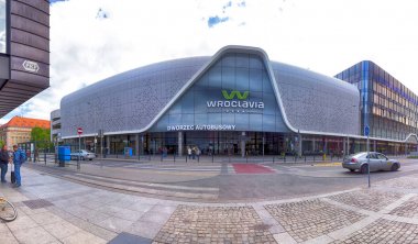 Wroclaw, Polonya - 3 Mayıs 2019: Wroclavia Alışveriş Merkezi, Wroclaw yakınlarındaki Ana Tren İstasyonu (Wroclaw Glowny) ve Ana Otobüs İstasyonu. Eşsiz bir mimari proje.