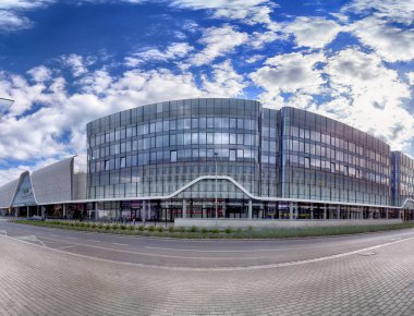 Wroclaw, Polonya - 3 Mayıs 2019: Wroclavia Alışveriş Merkezi, Wroclaw yakınlarındaki Ana Tren İstasyonu (Wroclaw Glowny) ve Ana Otobüs İstasyonu. Eşsiz bir mimari proje.