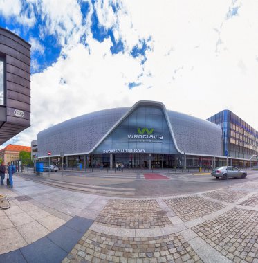 Wroclaw, Polonya - 3 Mayıs 2019: Wroclavia Alışveriş Merkezi, Wroclaw yakınlarındaki Ana Tren İstasyonu (Wroclaw Glowny) ve Ana Otobüs İstasyonu. Eşsiz bir mimari proje.