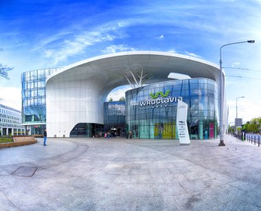 Wroclaw, Polonya - 3 Mayıs 2019: Wroclavia Alışveriş Merkezi, Wroclaw yakınlarındaki Ana Tren İstasyonu (Wroclaw Glowny) ve Ana Otobüs İstasyonu. Eşsiz bir mimari proje.