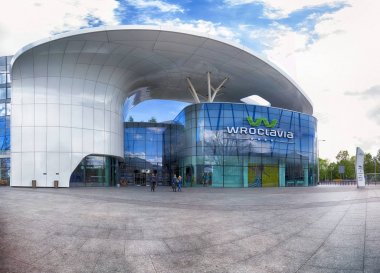 Wroclaw, Polonya - 3 Mayıs 2019: Wroclavia Alışveriş Merkezi, Wroclaw yakınlarındaki Ana Tren İstasyonu (Wroclaw Glowny) ve Ana Otobüs İstasyonu. Eşsiz bir mimari proje.