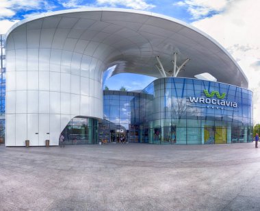 Wroclaw, Polonya - 3 Mayıs 2019: Wroclavia Alışveriş Merkezi, Wroclaw yakınlarındaki Ana Tren İstasyonu (Wroclaw Glowny) ve Ana Otobüs İstasyonu. Eşsiz bir mimari proje.