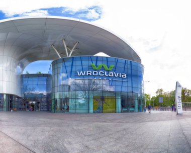Wroclaw, Polonya - 3 Mayıs 2019: Wroclavia Alışveriş Merkezi, Wroclaw yakınlarındaki Ana Tren İstasyonu (Wroclaw Glowny) ve Ana Otobüs İstasyonu. Eşsiz bir mimari proje.