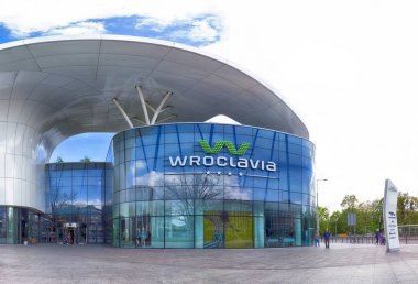 Wroclaw, Polonya - 3 Mayıs 2019: Wroclavia Alışveriş Merkezi, Wroclaw yakınlarındaki Ana Tren İstasyonu (Wroclaw Glowny) ve Ana Otobüs İstasyonu. Eşsiz bir mimari proje.