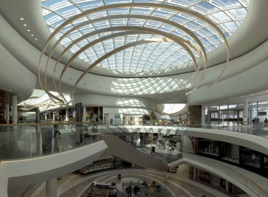 Wroclaw, Polonya - 3 Mayıs 2019: Wroclavia Alışveriş Merkezi, Wroclaw yakınlarındaki Ana Tren İstasyonu (Wroclaw Glowny) ve Ana Otobüs İstasyonu. Eşsiz bir mimari proje.