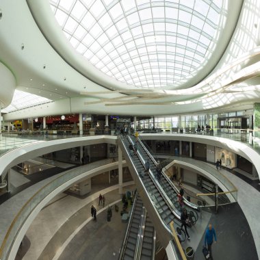 Wroclaw, Polonya - 3 Mayıs 2019: Wroclavia Alışveriş Merkezi, Wroclaw yakınlarındaki Ana Tren İstasyonu (Wroclaw Glowny) ve Ana Otobüs İstasyonu. Eşsiz bir mimari proje.