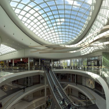 Wroclaw, Polonya - 3 Mayıs 2019: Wroclavia Alışveriş Merkezi, Wroclaw yakınlarındaki Ana Tren İstasyonu (Wroclaw Glowny) ve Ana Otobüs İstasyonu. Eşsiz bir mimari proje.