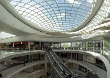 Wroclaw, Polonya - 3 Mayıs 2019: Wroclavia Alışveriş Merkezi, Wroclaw yakınlarındaki Ana Tren İstasyonu (Wroclaw Glowny) ve Ana Otobüs İstasyonu. Eşsiz bir mimari proje.