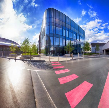 Wroclaw, Polonya - 3 Mayıs 2019: Wroclavia Alışveriş Merkezi, Wroclaw yakınlarındaki Ana Tren İstasyonu (Wroclaw Glowny) ve Ana Otobüs İstasyonu. Eşsiz bir mimari proje.