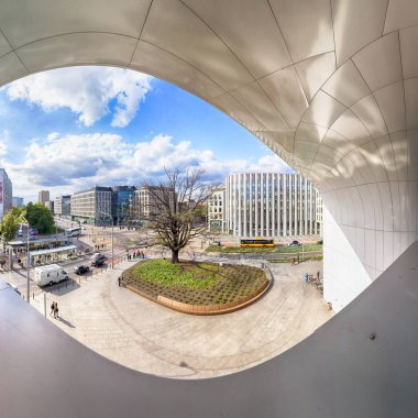 Wroclaw, Polonya - 3 Mayıs 2019: Wroclavia Alışveriş Merkezi, Wroclaw yakınlarındaki Ana Tren İstasyonu (Wroclaw Glowny) ve Ana Otobüs İstasyonu. Eşsiz bir mimari proje.