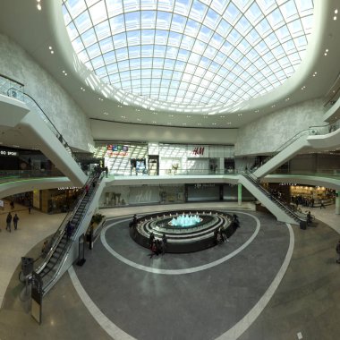 Wroclaw, Polonya - 3 Mayıs 2019: Wroclavia Alışveriş Merkezi, Wroclaw yakınlarındaki Ana Tren İstasyonu (Wroclaw Glowny) ve Ana Otobüs İstasyonu. Eşsiz bir mimari proje.