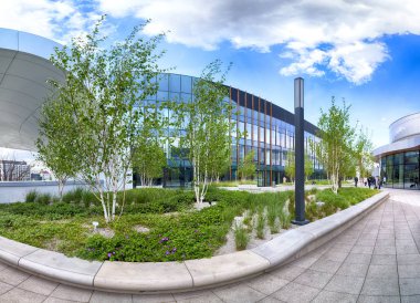 Wroclaw, Polonya - 3 Mayıs 2019: Wroclavia Alışveriş Merkezi, Wroclaw yakınlarındaki Ana Tren İstasyonu (Wroclaw Glowny) ve Ana Otobüs İstasyonu. Eşsiz bir mimari proje.