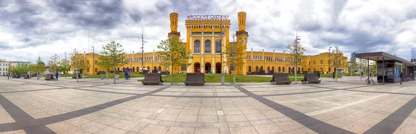 ポーランドのヴロツワフ 2019年5月3日 ヴロツワフの主要鉄道駅 Wroclaw Glowny 街の中心部に近い19世紀半ばに建てられました ユーロ2012前の全面改装 — ストック写真