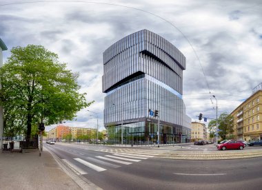 Wroclaw, Polonya - 03 Mayıs 2019: Wroclaw 'daki Ana Tren İstasyonu yakınlarındaki Gümüş Kule Merkezi.