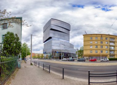Wroclaw, Polonya - 03 Mayıs 2019: Wroclaw 'daki Ana Tren İstasyonu yakınlarındaki Gümüş Kule Merkezi.