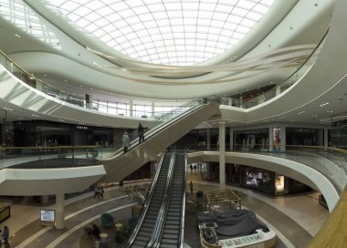 Wroclaw, Polonya - 3 Mayıs 2019: Wroclavia Alışveriş Merkezi, Wroclaw yakınlarındaki Ana Tren İstasyonu (Wroclaw Glowny) ve Ana Otobüs İstasyonu. Eşsiz bir mimari proje.