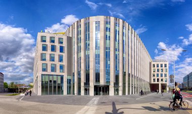 Wroclaw, Polonya - 3 Mayıs 2019: Yay Burcu İş Evi. Wroclaw 'daki Wroclavia Alışveriş Merkezi yakınlarındaki Sucha Caddesi..