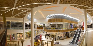 Wroclaw, Polonya - 07 Mayıs 2019: Bielany Wroclawskie sınırındaki Aleja Bielany Alışveriş Merkezi Polonya 'nın en büyük alışveriş merkezidir. Eşsiz bir mimari proje.