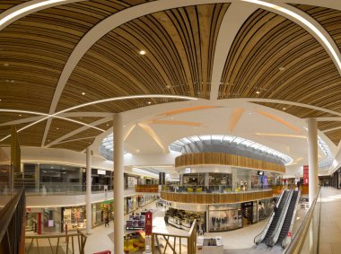 Wroclaw, Polonya - 07 Mayıs 2019: Bielany Wroclawskie sınırındaki Aleja Bielany Alışveriş Merkezi Polonya 'nın en büyük alışveriş merkezidir. Eşsiz bir mimari proje.