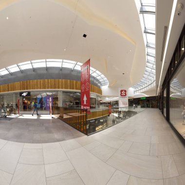 Wroclaw, Polonya - 07 Mayıs 2019: Bielany Wroclawskie sınırındaki Aleja Bielany Alışveriş Merkezi Polonya 'nın en büyük alışveriş merkezidir. Eşsiz bir mimari proje.