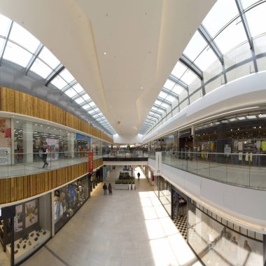 Wroclaw, Polonya - 07 Mayıs 2019: Bielany Wroclawskie sınırındaki Aleja Bielany Alışveriş Merkezi Polonya 'nın en büyük alışveriş merkezidir. Eşsiz bir mimari proje.