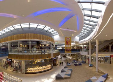 Wroclaw, Polonya - 07 Mayıs 2019: Bielany Wroclawskie sınırındaki Aleja Bielany Alışveriş Merkezi Polonya 'nın en büyük alışveriş merkezidir. Eşsiz bir mimari proje.