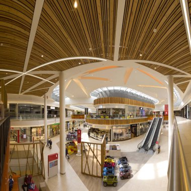 Wroclaw, Polonya - 07 Mayıs 2019: Bielany Wroclawskie sınırındaki Aleja Bielany Alışveriş Merkezi Polonya 'nın en büyük alışveriş merkezidir. Eşsiz bir mimari proje.